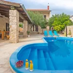 House With Pool And Whirlpool Sara بيت للعطل *
