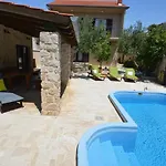 House With Pool And Whirlpool Sara Holiday home *
