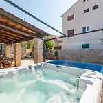 بيت للعطل House With Pool And Whirlpool Sara