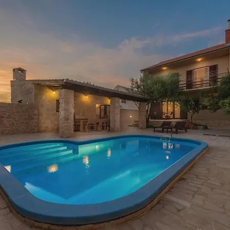 Holiday House With Pool And Whirlpool Sara
