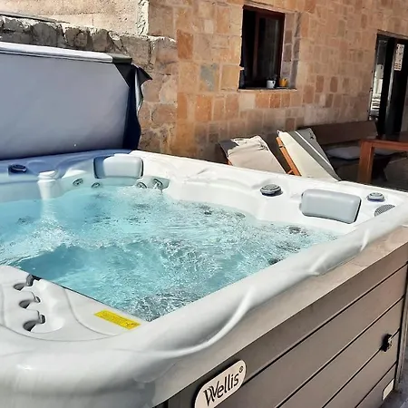 House With Pool And Whirlpool Sara Сasa de vacaciones *