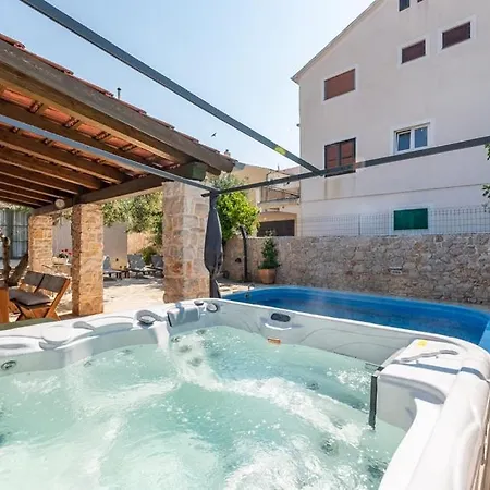 Сasa de vacaciones House With Pool And Whirlpool Sara